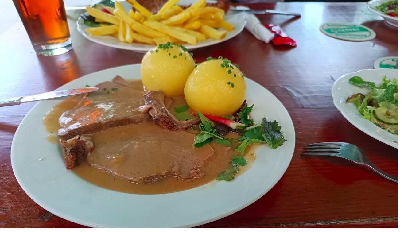 Deftiges Essen im Brauereigasthof Huppendorf
